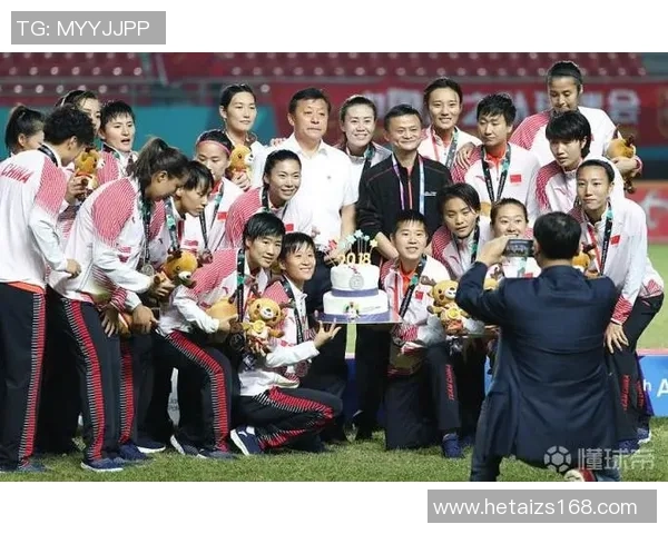 巴西足球明星齐聚看台合影留念展现团结与激情